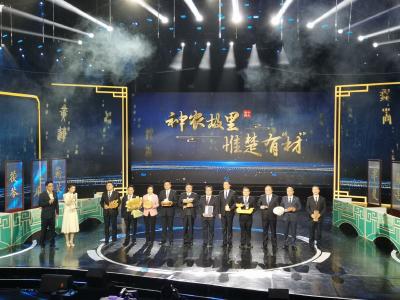 王海霞在首届湖北省中药技能大赛决赛上推介“英山苍术”