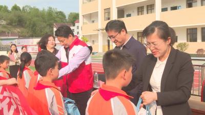 “红十字”书香润心灵  “小书包”阅读促成长