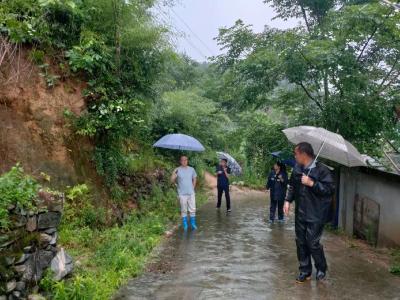 温泉镇国土资源管理分局全力做好特殊天气地灾防范