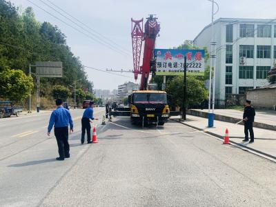 【城镇管理百日攻坚】县城管执法局开展违规广告专项整治行动