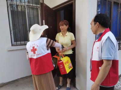东门社区红十字会志愿者开展走访慰问活动