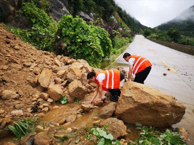 县农村公路管理局积极清理山体落石塌方