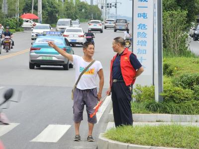 县九昇城发集团开展文明交通劝导志愿服务活动