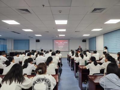 县医保局联合县中医医院组织开展青年读书班活动