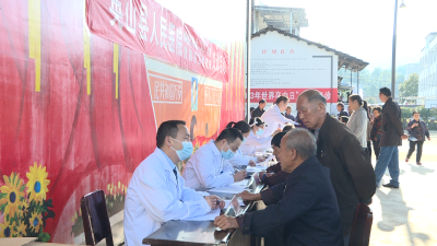 【视频】县人民医院到杨柳湾镇新铺街村开展义诊活动