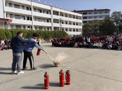 长冲中学杨柳湾校区开展消防和防踩踏安全知识培训和演练