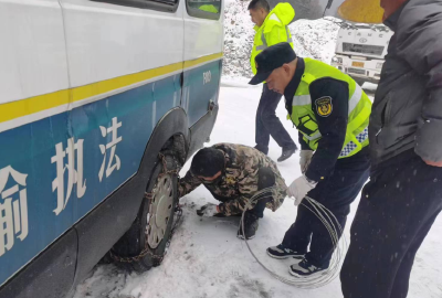 县交通运输综合执法大队：雪天执勤保通畅  守护群众平安路