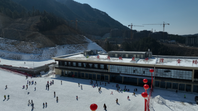 【视频】黄冈英山桃花冲滑雪场正式对外开放