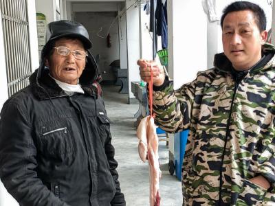 杨柳湾镇一村民连续4年为五保老人送猪肉