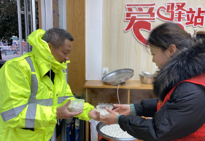 【迎战低温雨雪冰冻天气】县总工会：送汤圆 送姜茶 让一线劳动者感受温暖