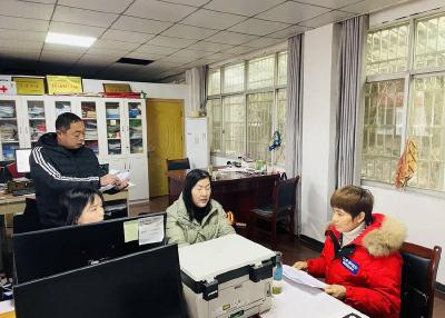 【迎战低温雨雪冰冻天气】县九昇城发集团助力联系村应对低温雨雪冻灾预防工作