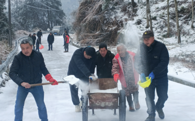 【迎战低温雨雪冰冻天气】湖北大别山国家级自然保护区英山管理局驻村工作队开展清雪除冰志愿行动