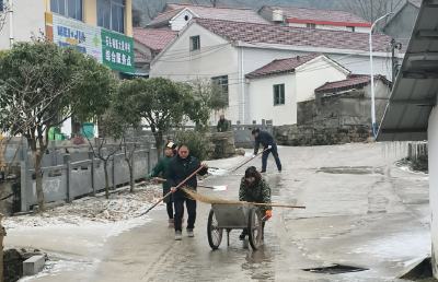 【迎战低温雨雪冰冻天气】石头咀镇大屋冲村干群携手铲雪除冰