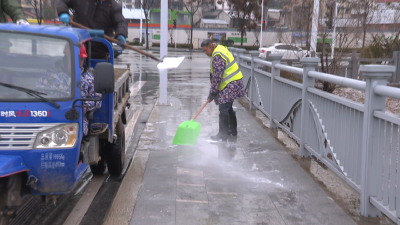 县市政中心积极融雪保畅通