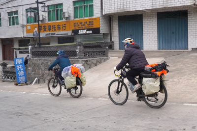 【视频】母子携手！骑行700多公里回英山过年