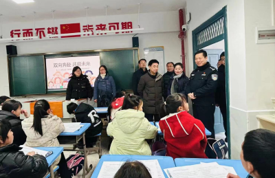 县领导检查指导开学工作