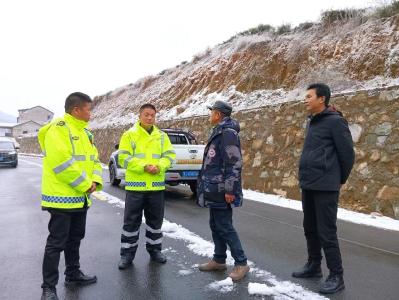 【迎战低温雨雪冰冻天气】县领导到重点农村公路督导除雪保畅工作