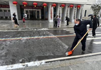 英山县妇幼保健院：扫雪除冰，暖人心
