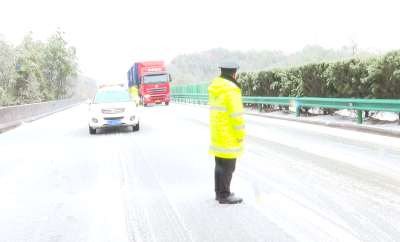 【视频】县交通部门支援武英高速除冰保畅通