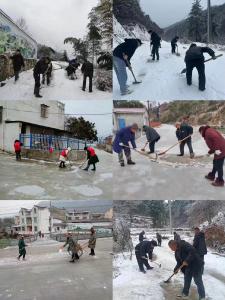 【迎战低温雨雪冰冻天气】石头咀镇组织党员干部、志愿者全力开展“清雪除冰”行动