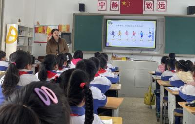 县实验小学开展“推门听课”活动