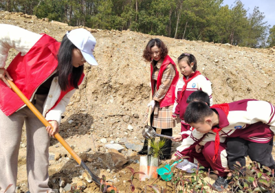 【爱我三河·绿满英山】城西小学：拥抱春天  “植”此青绿