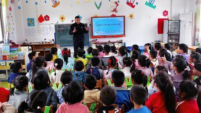 ​县第二幼儿园孔家坊园区开展法治安全教育活动