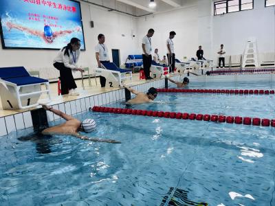  英山县首届中学生游泳比赛在毕昇小学举行