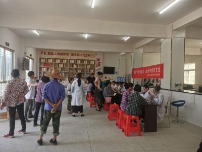 县中医医院到方家咀乡桃源村开展第五个“湖北省中医药日”宣传活动