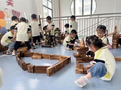 县第三幼儿园开展碳化积木搭建活动