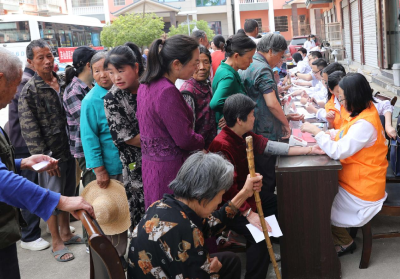 【健康英山】县医共体总医院（县人民医院）赴杨柳湾镇东夹铺村开展义诊活动