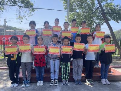 【教育之窗】鸡鸣河小学：期中总结  比学赶超