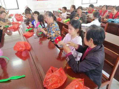 凤凰琴社工中心联合王家畈村举办母亲节亲子运动会