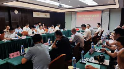 【快讯】天津红日药业股份有限公司、省中医院与我县签订大别山茯苓产业园项目合作协议