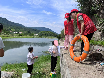 【教育之窗】县第三幼儿园草盘地园区：开展常态化巡河工作 筑牢防溺水安全屏障