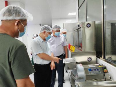 县领导到城西小学检查食品安全工作