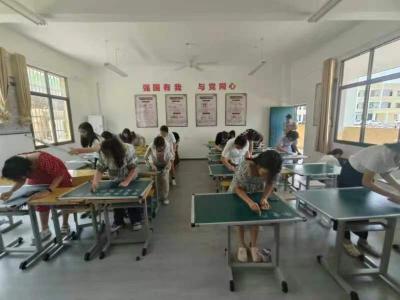 【教育之窗】县城西小学孔坊校区：“板”上展功底  “书”中显匠心