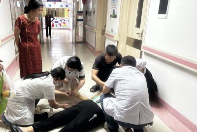 【健康英山】女子突发低血糖晕倒 医护合力救助 