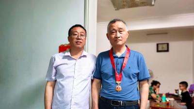 长冲高中老党员获颁“光荣在党50年”纪念章