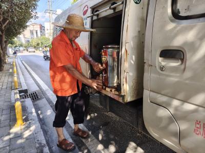 【迎战高温天气】县市容环境卫生服务中心：关爱环卫工 高温送清凉