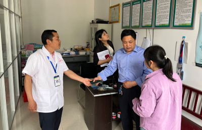 【健康英山】县卫生健康局：开展医疗机构执业许可证及放射诊疗许可现场校验工作 提升服务水平