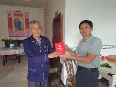 【教育之窗】县城西小学金铺校区为老党员颁发“光荣在党50年”纪念章