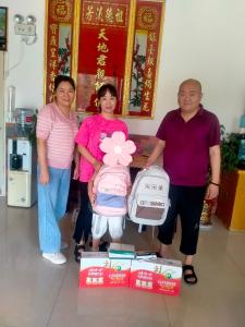 县农业技术促进中心开展关爱留守儿童活动