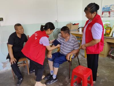 英山县合家欢社工服务中心慰问残疾退役军人