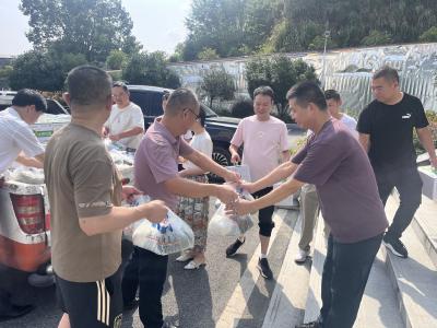 县公路事业发展中心开展“夏日送清凉”慰问活动