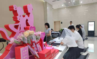 浪漫七夕 英山婚姻登记管理所工作人员服务有温度