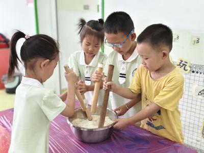 【教育之窗】不忘传承！英山一校组织幼儿和面做粑喜迎中秋