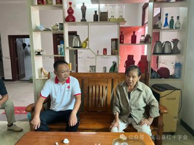 县红十字会组织开展中秋节前慰问