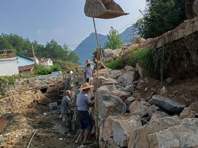 温泉镇长南线抢抓工期建设忙