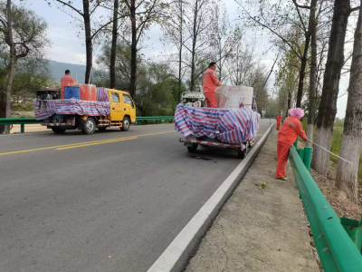 县公路事业发展中心为行道树“换新装”